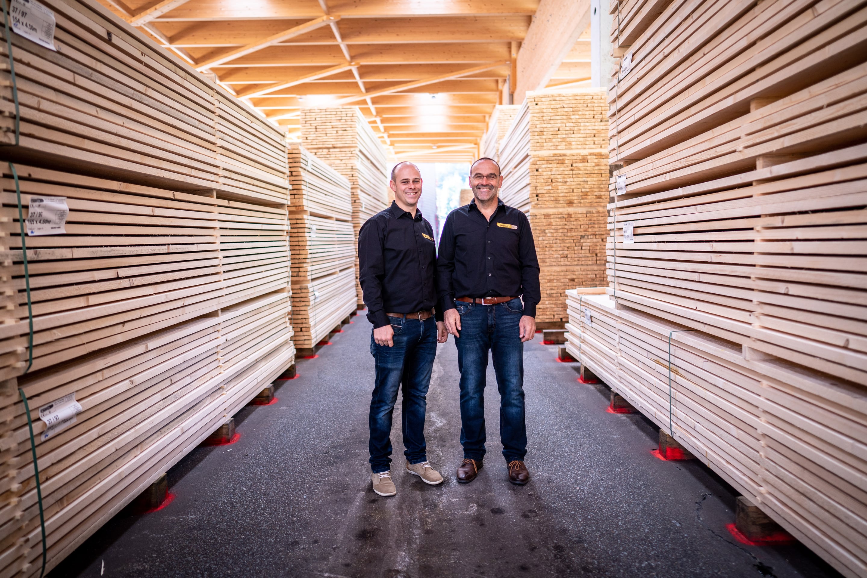 Andreas und Peter Finkbeiner im Schnittholzlager