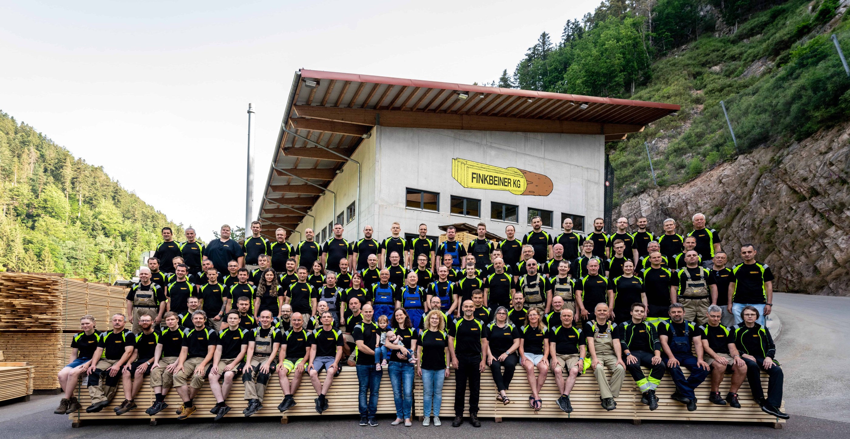 Das Team der Finkbeiner Holzindustrie vor dem Werk in Triberg